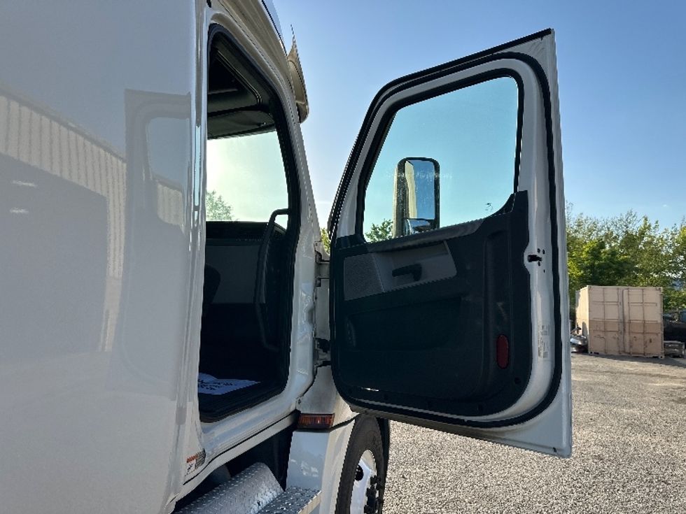 Sleeper Tractor-Heavy Duty Tractors-Freightliner-2022-T12664ST-Forest Park-GA-528,127\n\t\tmiles-$ 63,250 - Image 13