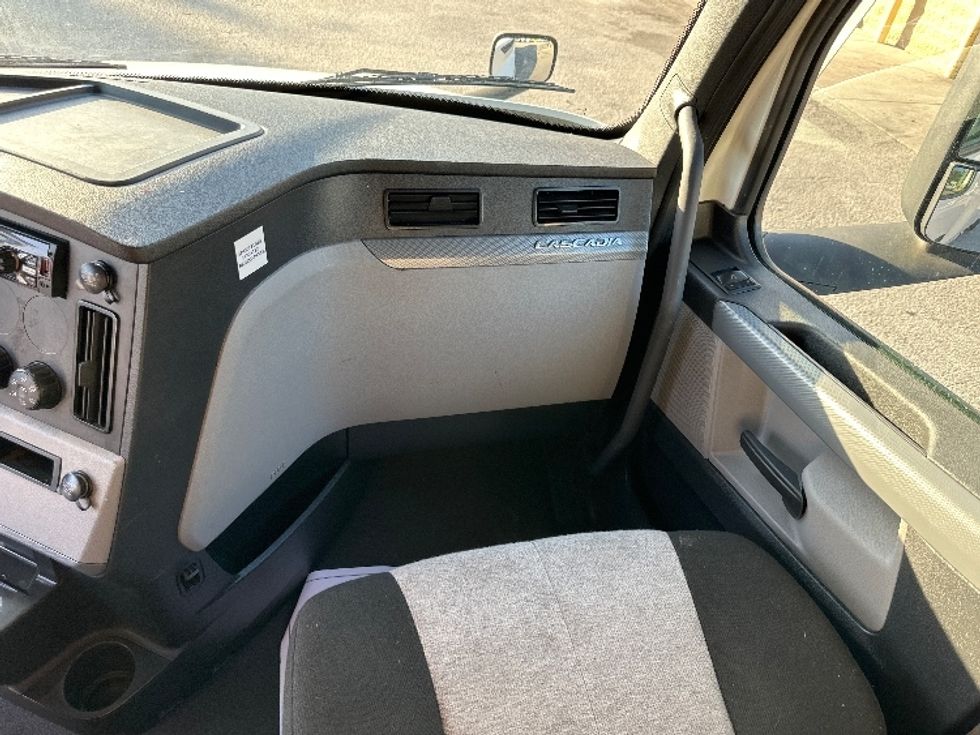 Sleeper Tractor-Heavy Duty Tractors-Freightliner-2022-T12664ST-Forest Park-GA-528,127\n\t\tmiles-$ 63,250 - Image 14