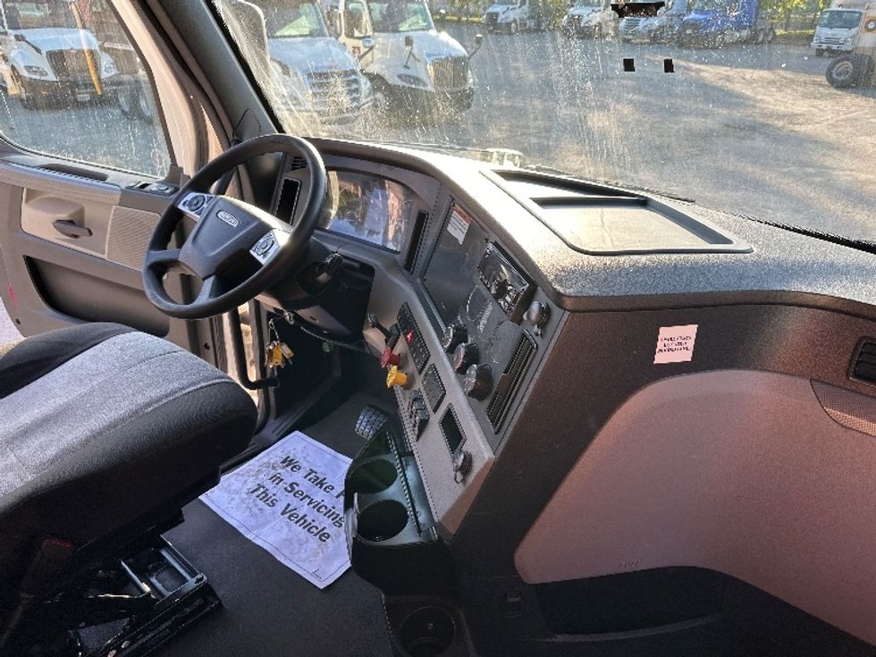 Sleeper Tractor-Heavy Duty Tractors-Freightliner-2022-T12664ST-Forest Park-GA-528,127\n\t\tmiles-$ 63,250 - Image 15