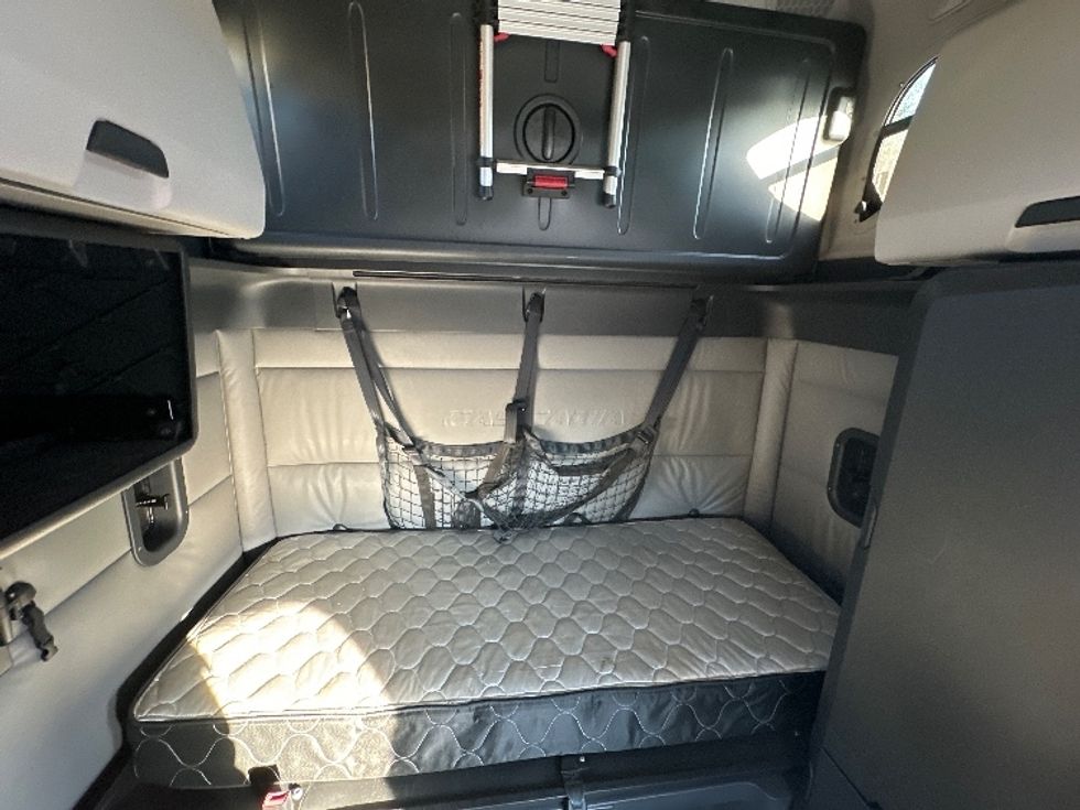 Sleeper Tractor-Heavy Duty Tractors-Freightliner-2022-T12664ST-Forest Park-GA-528,127\n\t\tmiles-$ 63,250 - Image 16