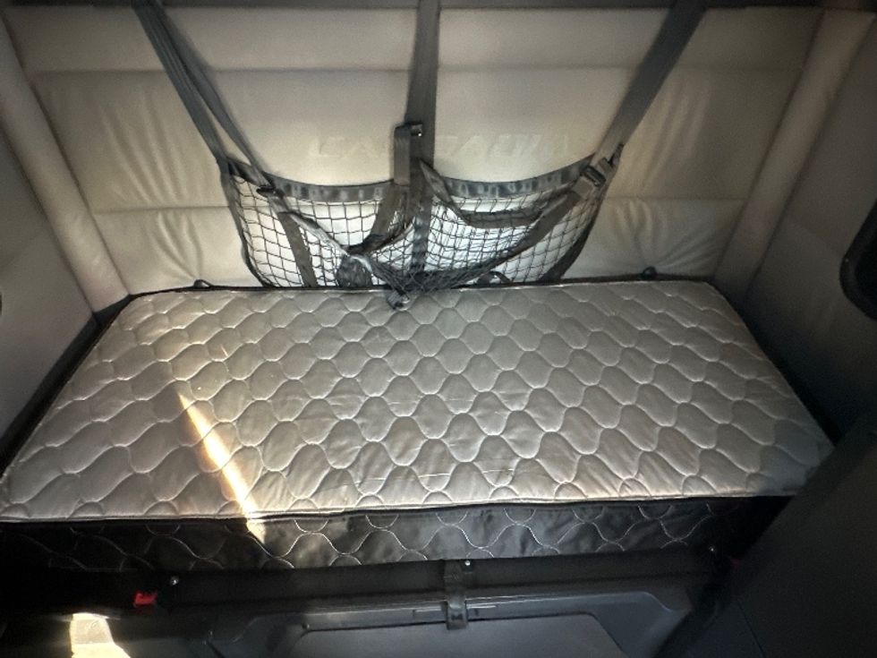 Sleeper Tractor-Heavy Duty Tractors-Freightliner-2022-T12664ST-Forest Park-GA-528,127\n\t\tmiles-$ 63,250 - Image 17