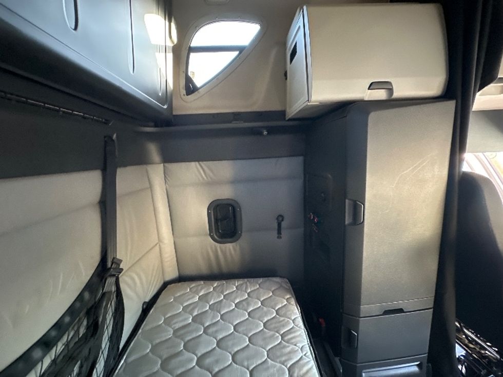 Sleeper Tractor-Heavy Duty Tractors-Freightliner-2022-T12664ST-Forest Park-GA-528,127\n\t\tmiles-$ 63,250 - Image 18