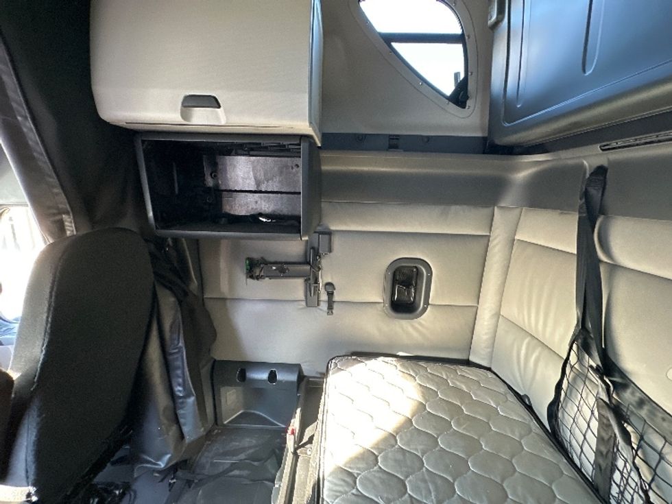 Sleeper Tractor-Heavy Duty Tractors-Freightliner-2022-T12664ST-Forest Park-GA-528,127\n\t\tmiles-$ 63,250 - Image 19