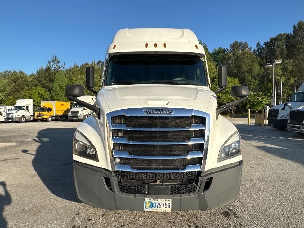 Sleeper Tractor-Heavy Duty Tractors-Freightliner-2022-T12664ST-Forest Park-GA-528,127\n\t\tmiles-$ 63,250 - Image 2
