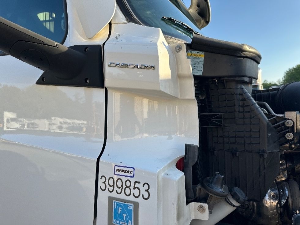 Sleeper Tractor-Heavy Duty Tractors-Freightliner-2022-T12664ST-Forest Park-GA-528,127\n\t\tmiles-$ 63,250 - Image 23