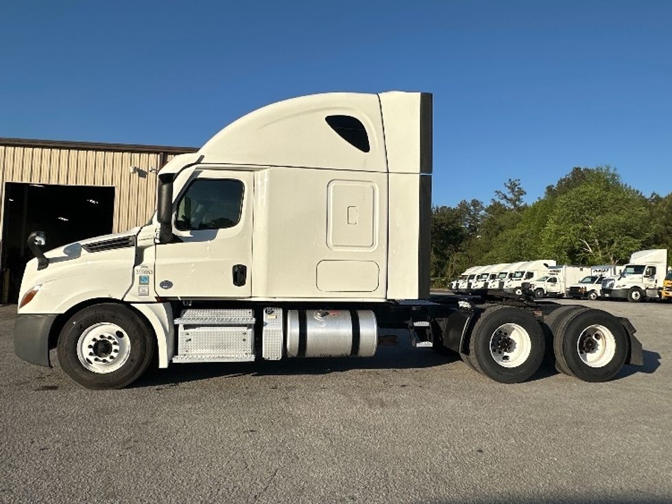 Sleeper Tractor-Heavy Duty Tractors-Freightliner-2022-T12664ST-Forest Park-GA-528,127\n\t\tmiles-$ 63,250 - Image 4