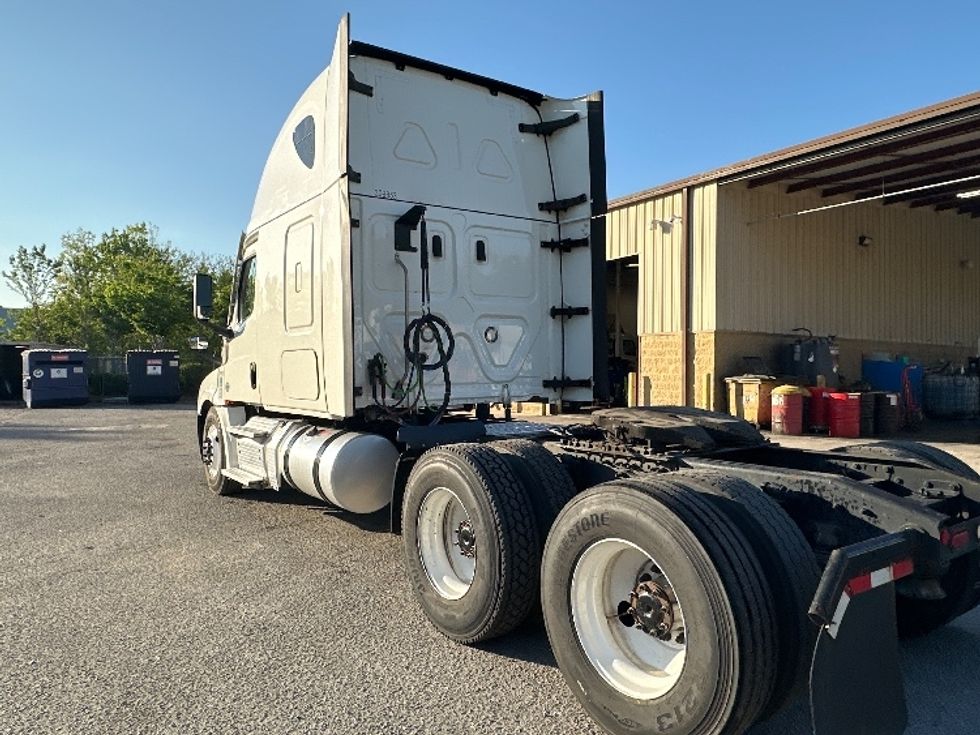 Sleeper Tractor-Heavy Duty Tractors-Freightliner-2022-T12664ST-Forest Park-GA-528,127\n\t\tmiles-$ 63,250 - Image 5