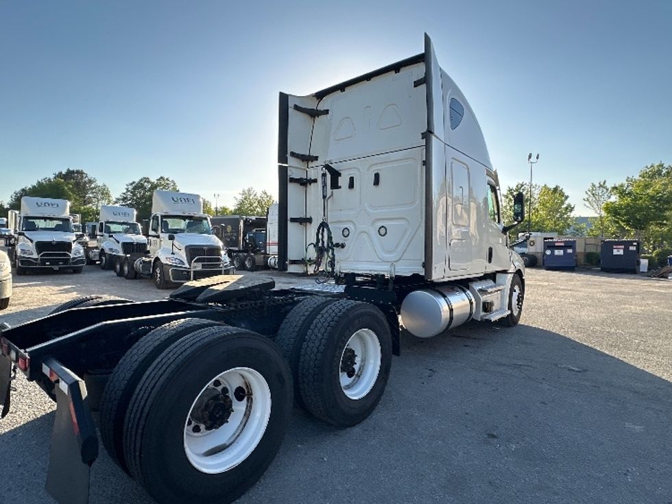 Sleeper Tractor-Heavy Duty Tractors-Freightliner-2022-T12664ST-Forest Park-GA-528,127\n\t\tmiles-$ 63,250 - Image 7