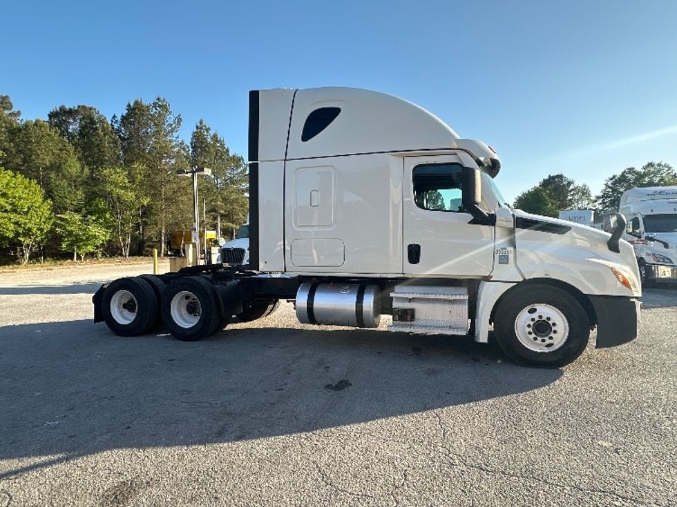 Sleeper Tractor-Heavy Duty Tractors-Freightliner-2022-T12664ST-Forest Park-GA-528,127\n\t\tmiles-$ 63,250 - Image 8