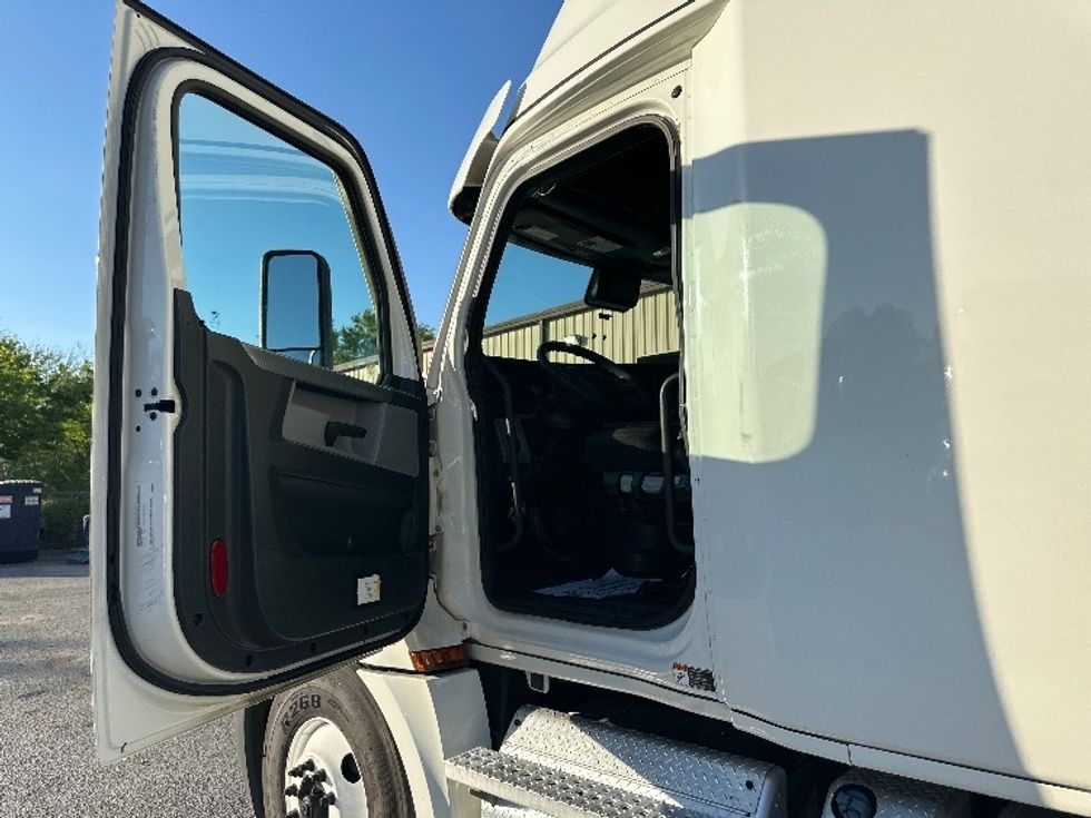 Sleeper Tractor-Heavy Duty Tractors-Freightliner-2022-T12664ST-Forest Park-GA-528,127\n\t\tmiles-$ 63,250 - Image 9