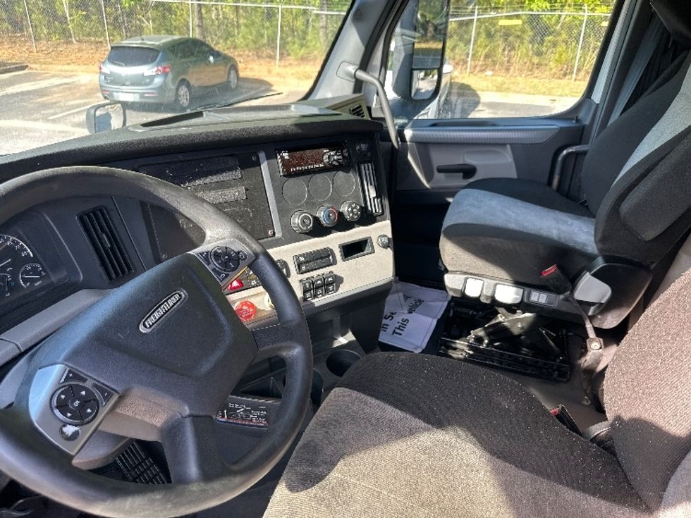 Sleeper Tractor-Heavy Duty Tractors-Freightliner-2022-T12664ST-Forest Park-GA-580,816\n\t\tmiles-$ 58,000 - Image 10