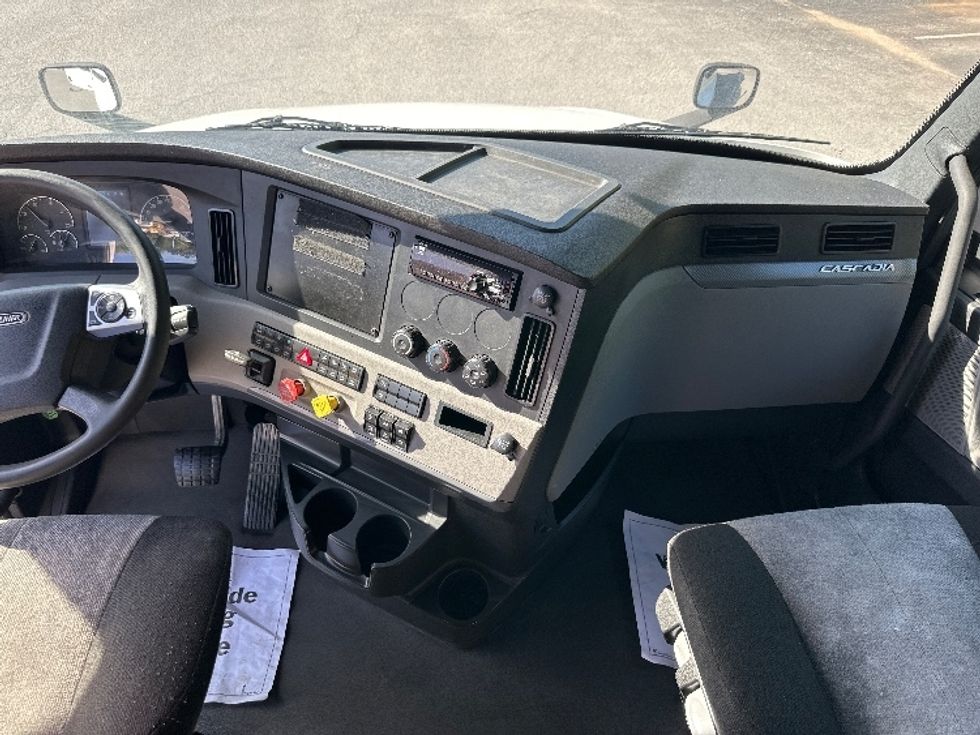 Sleeper Tractor-Heavy Duty Tractors-Freightliner-2022-T12664ST-Forest Park-GA-580,816\n\t\tmiles-$ 58,000 - Image 12