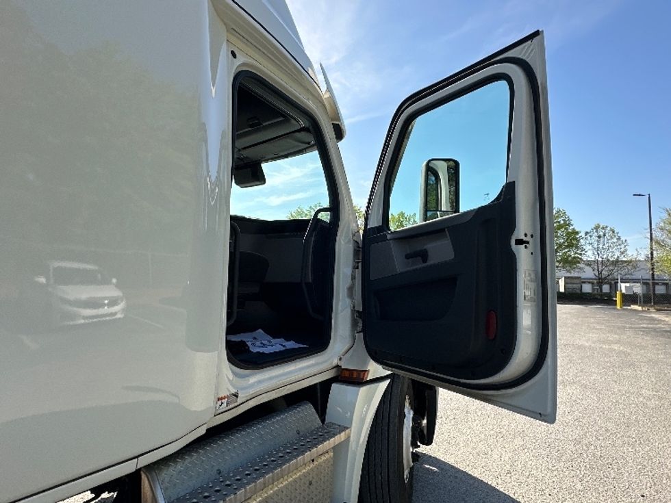 Sleeper Tractor-Heavy Duty Tractors-Freightliner-2022-T12664ST-Forest Park-GA-580,816\n\t\tmiles-$ 58,000 - Image 13