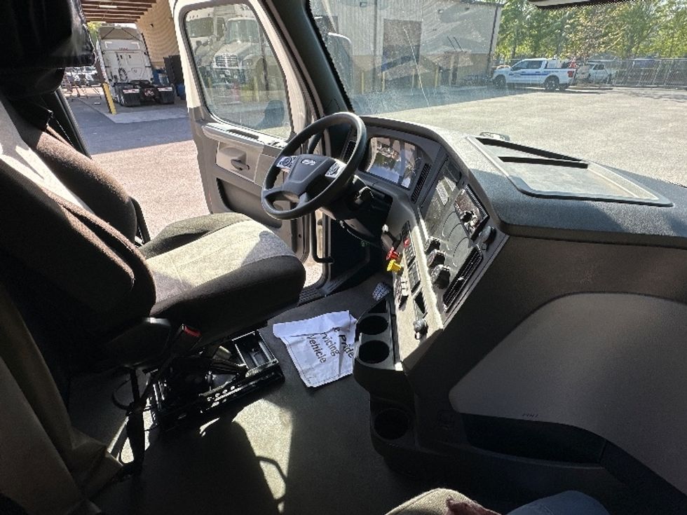 Sleeper Tractor-Heavy Duty Tractors-Freightliner-2022-T12664ST-Forest Park-GA-580,816\n\t\tmiles-$ 58,000 - Image 15