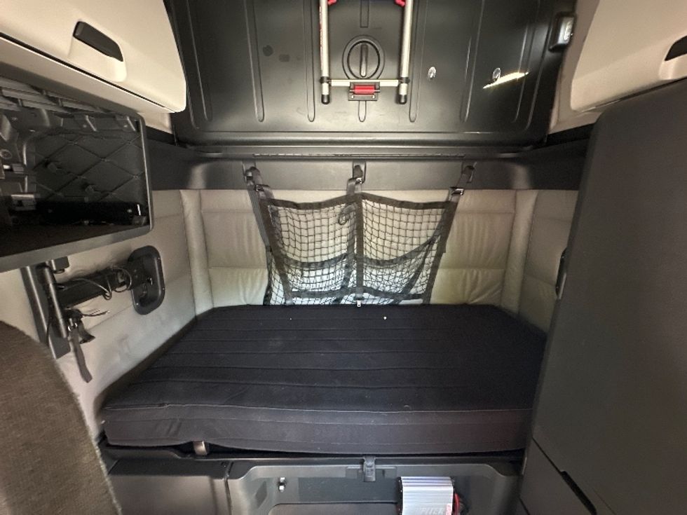 Sleeper Tractor-Heavy Duty Tractors-Freightliner-2022-T12664ST-Forest Park-GA-580,816\n\t\tmiles-$ 58,000 - Image 16