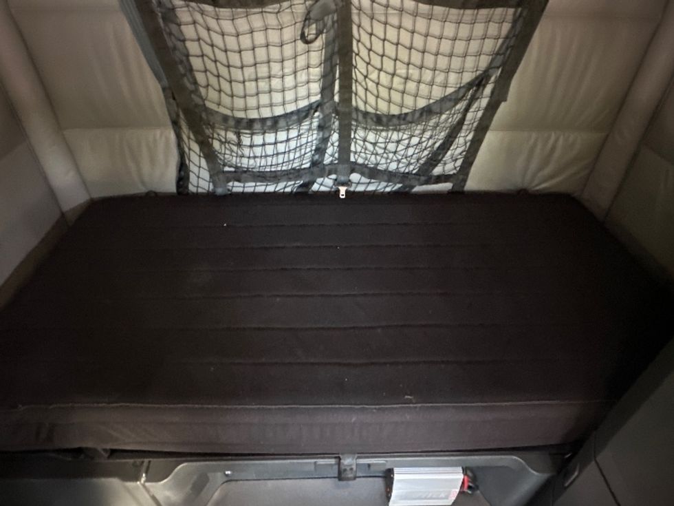 Sleeper Tractor-Heavy Duty Tractors-Freightliner-2022-T12664ST-Forest Park-GA-580,816\n\t\tmiles-$ 58,000 - Image 17