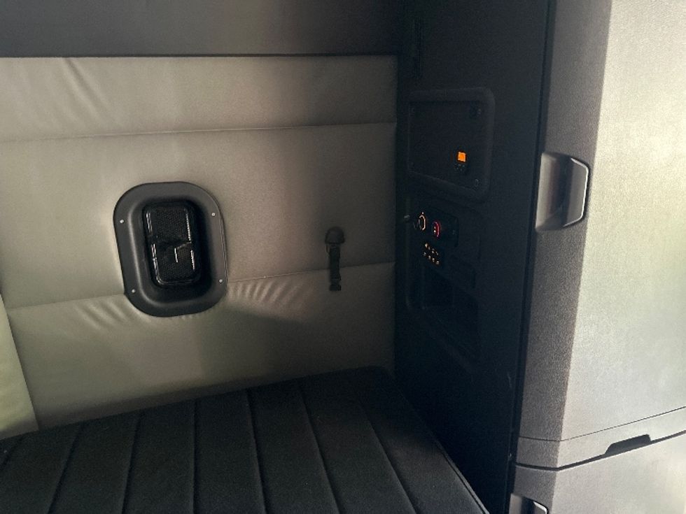 Sleeper Tractor-Heavy Duty Tractors-Freightliner-2022-T12664ST-Forest Park-GA-580,816\n\t\tmiles-$ 58,000 - Image 18