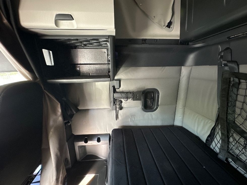 Sleeper Tractor-Heavy Duty Tractors-Freightliner-2022-T12664ST-Forest Park-GA-580,816\n\t\tmiles-$ 58,000 - Image 19