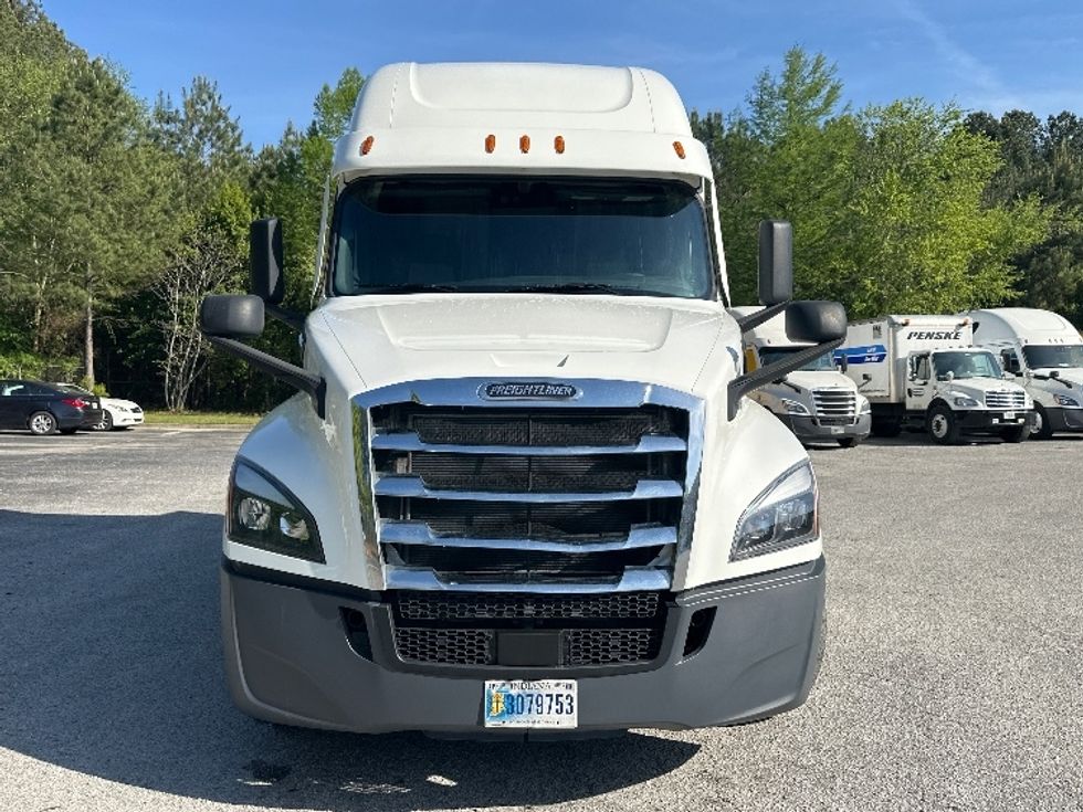 Sleeper Tractor-Heavy Duty Tractors-Freightliner-2022-T12664ST-Forest Park-GA-580,816\n\t\tmiles-$ 58,000 - Image 2