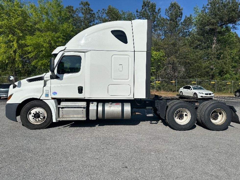 Sleeper Tractor-Heavy Duty Tractors-Freightliner-2022-T12664ST-Forest Park-GA-580,816\n\t\tmiles-$ 58,000 - Image 4