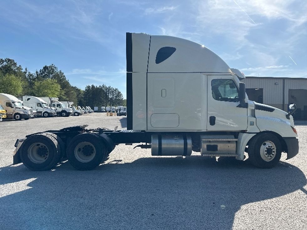Sleeper Tractor-Heavy Duty Tractors-Freightliner-2022-T12664ST-Forest Park-GA-580,816\n\t\tmiles-$ 58,000 - Image 8