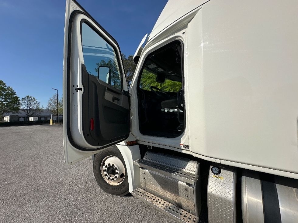 Sleeper Tractor-Heavy Duty Tractors-Freightliner-2022-T12664ST-Forest Park-GA-580,816\n\t\tmiles-$ 58,000 - Image 9