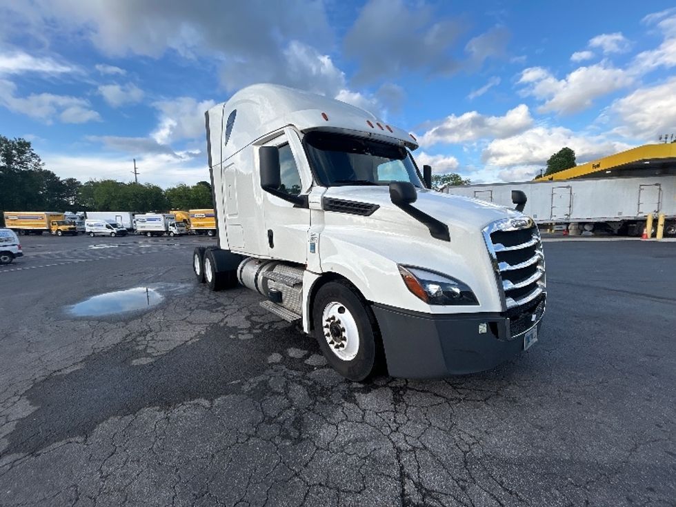 Sleeper Tractor-Heavy Duty Tractors-Freightliner-2022-T12664ST-Forest Park-GA-635,795\n\t\tmiles-$ 52,250 - Image 1
