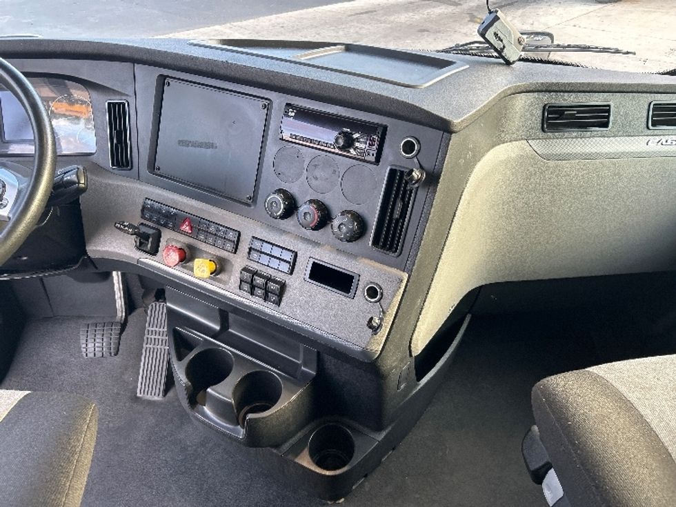 Sleeper Tractor-Heavy Duty Tractors-Freightliner-2022-T12664ST-Forest Park-GA-635,795\n\t\tmiles-$ 52,250 - Image 12