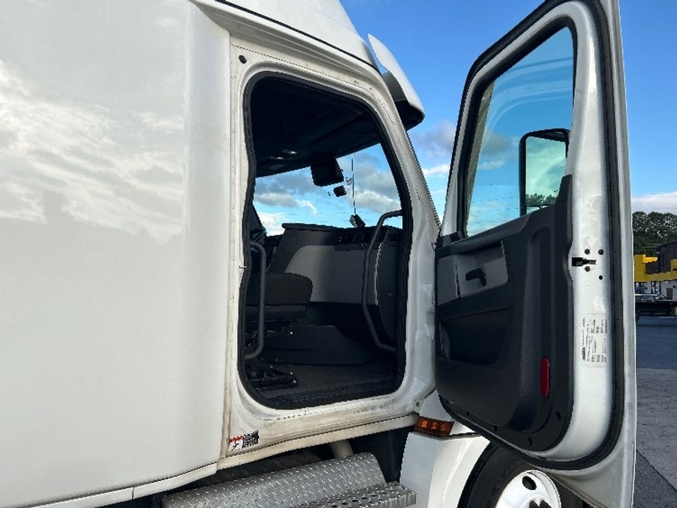 Sleeper Tractor-Heavy Duty Tractors-Freightliner-2022-T12664ST-Forest Park-GA-635,795\n\t\tmiles-$ 52,250 - Image 13