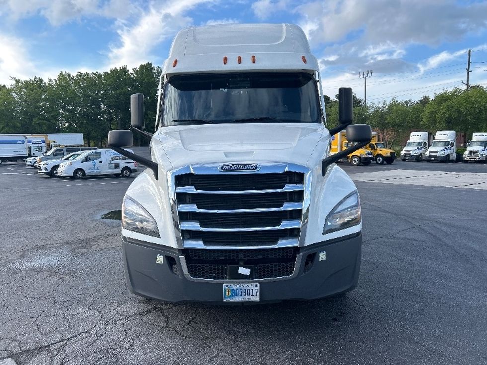 Sleeper Tractor-Heavy Duty Tractors-Freightliner-2022-T12664ST-Forest Park-GA-635,795\n\t\tmiles-$ 52,250 - Image 2