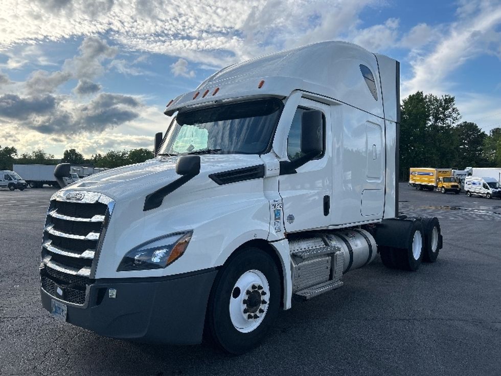 Sleeper Tractor-Heavy Duty Tractors-Freightliner-2022-T12664ST-Forest Park-GA-635,795\n\t\tmiles-$ 52,250 - Image 3