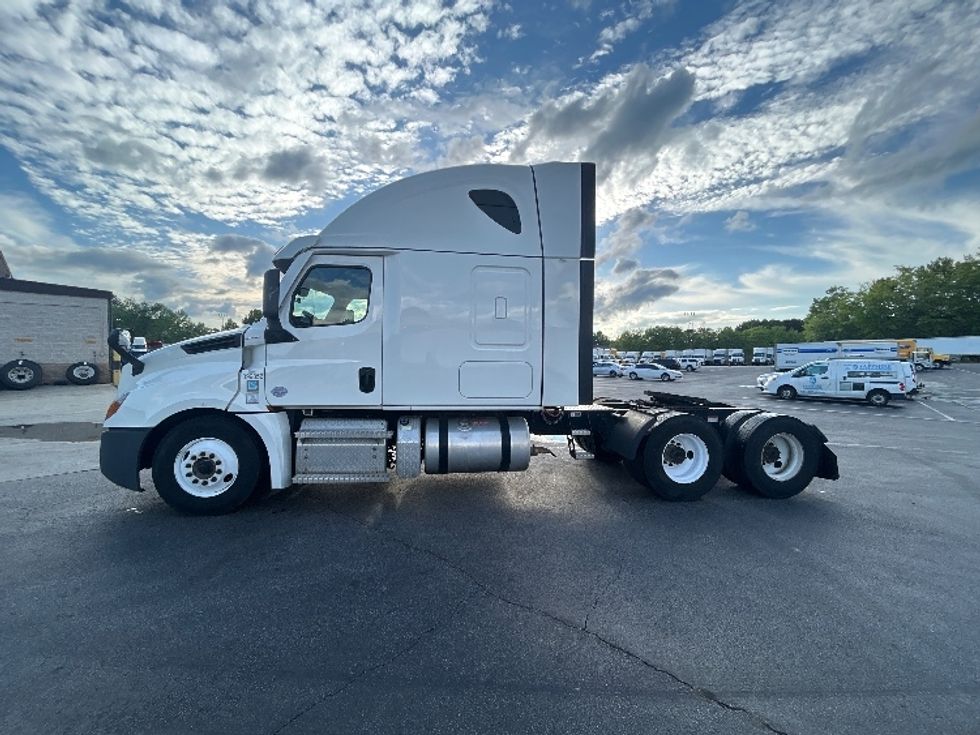 Sleeper Tractor-Heavy Duty Tractors-Freightliner-2022-T12664ST-Forest Park-GA-635,795\n\t\tmiles-$ 52,250 - Image 4