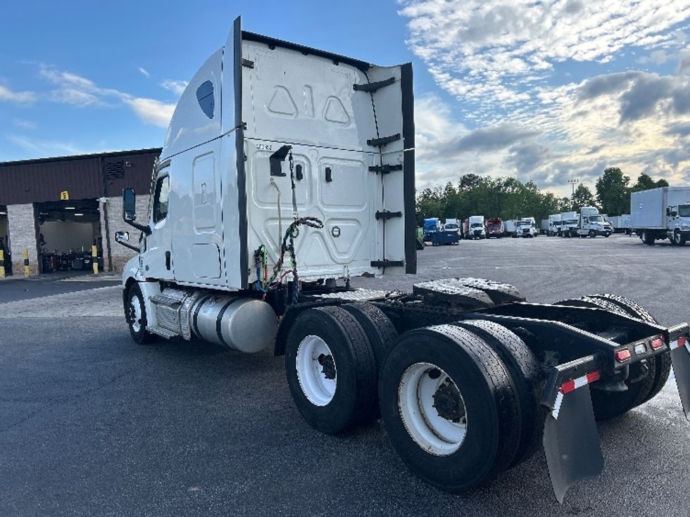 Sleeper Tractor-Heavy Duty Tractors-Freightliner-2022-T12664ST-Forest Park-GA-635,795\n\t\tmiles-$ 52,250 - Image 5