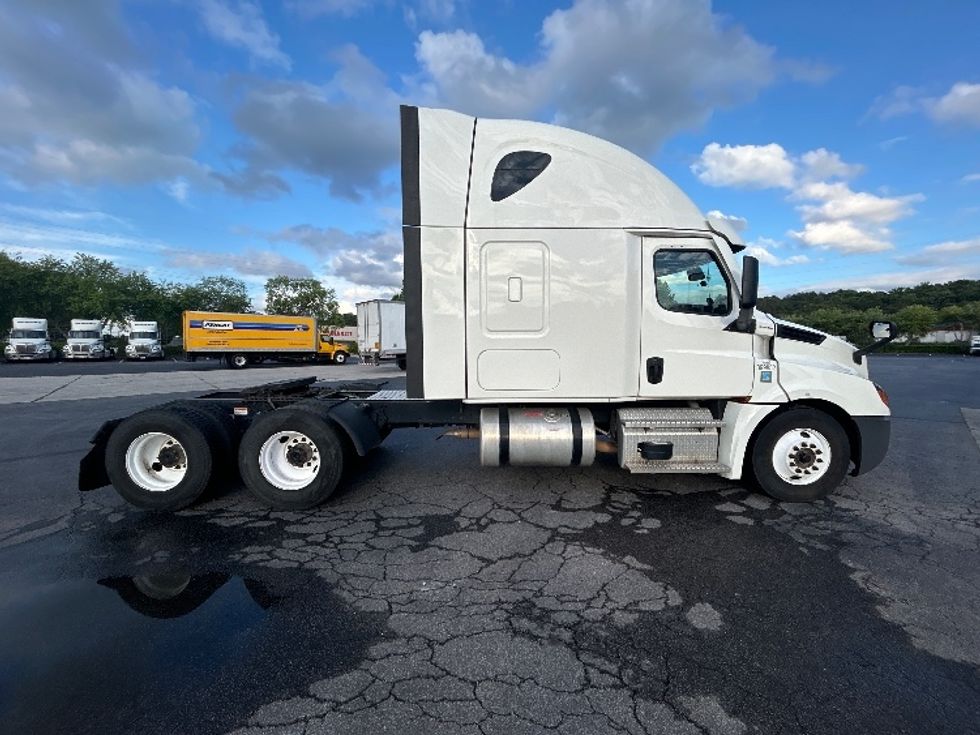 Sleeper Tractor-Heavy Duty Tractors-Freightliner-2022-T12664ST-Forest Park-GA-635,795\n\t\tmiles-$ 52,250 - Image 8