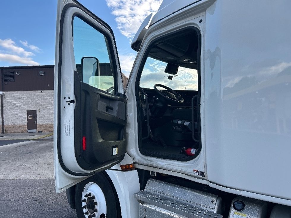 Sleeper Tractor-Heavy Duty Tractors-Freightliner-2022-T12664ST-Forest Park-GA-635,795\n\t\tmiles-$ 52,250 - Image 9