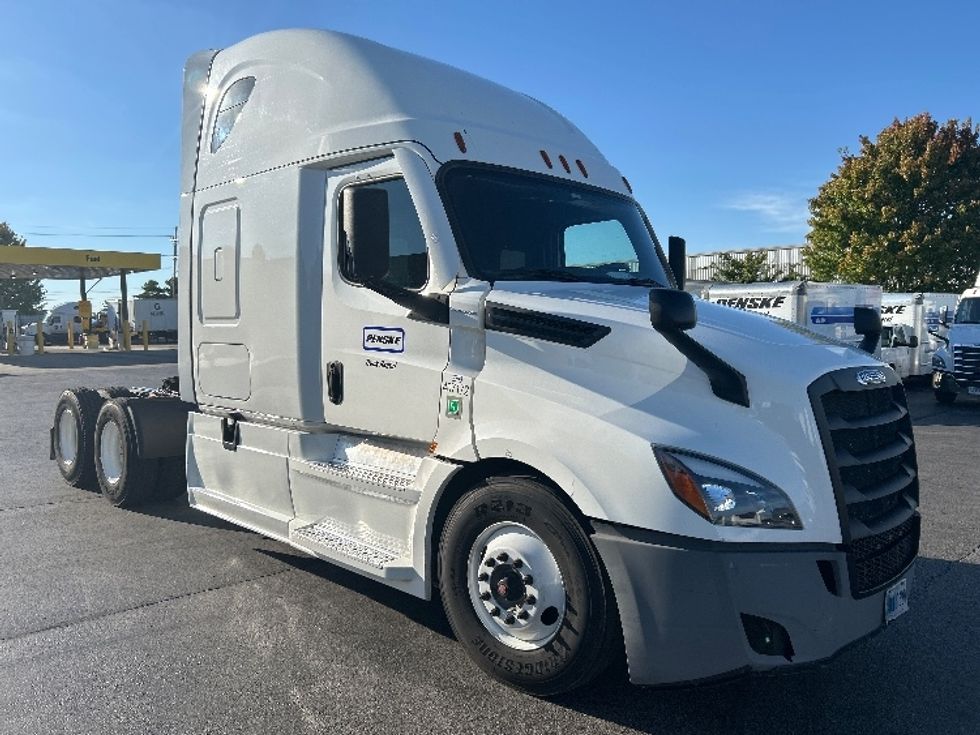 Sleeper Tractor-Heavy Duty Tractors-Freightliner-2022-T12664ST-Forest Park-GA-765,677\n\t\tmiles-$ 50,000 - Image 1
