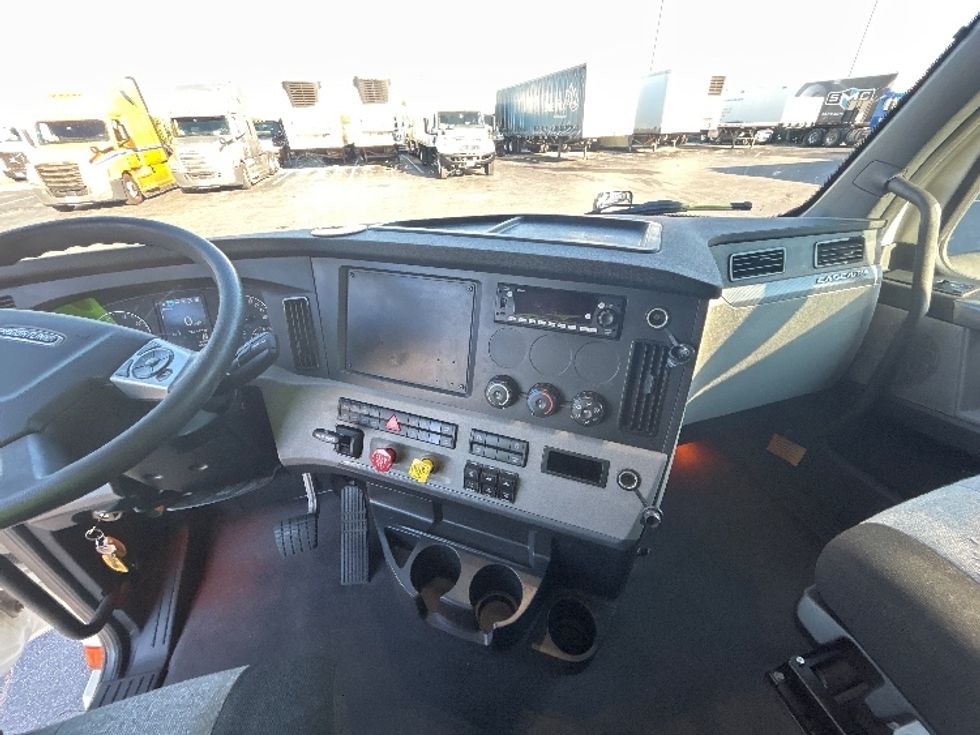 Sleeper Tractor-Heavy Duty Tractors-Freightliner-2022-T12664ST-Forest Park-GA-765,677\n\t\tmiles-$ 50,000 - Image 12