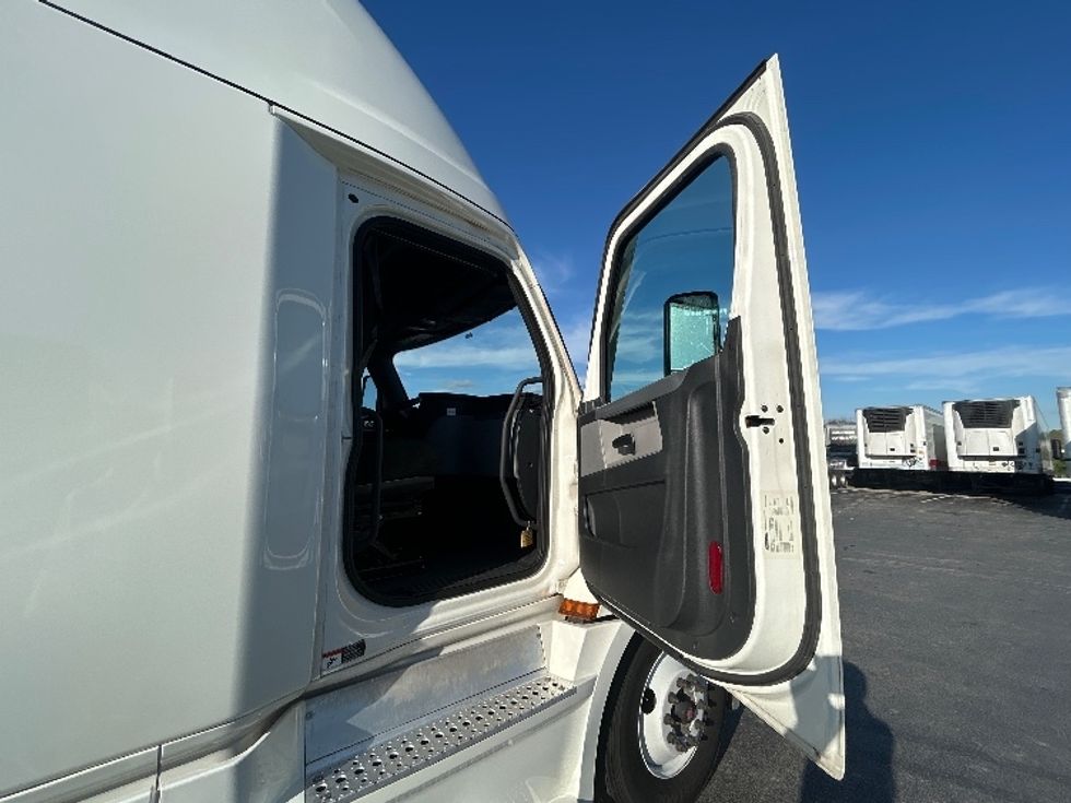 Sleeper Tractor-Heavy Duty Tractors-Freightliner-2022-T12664ST-Forest Park-GA-765,677\n\t\tmiles-$ 50,000 - Image 13