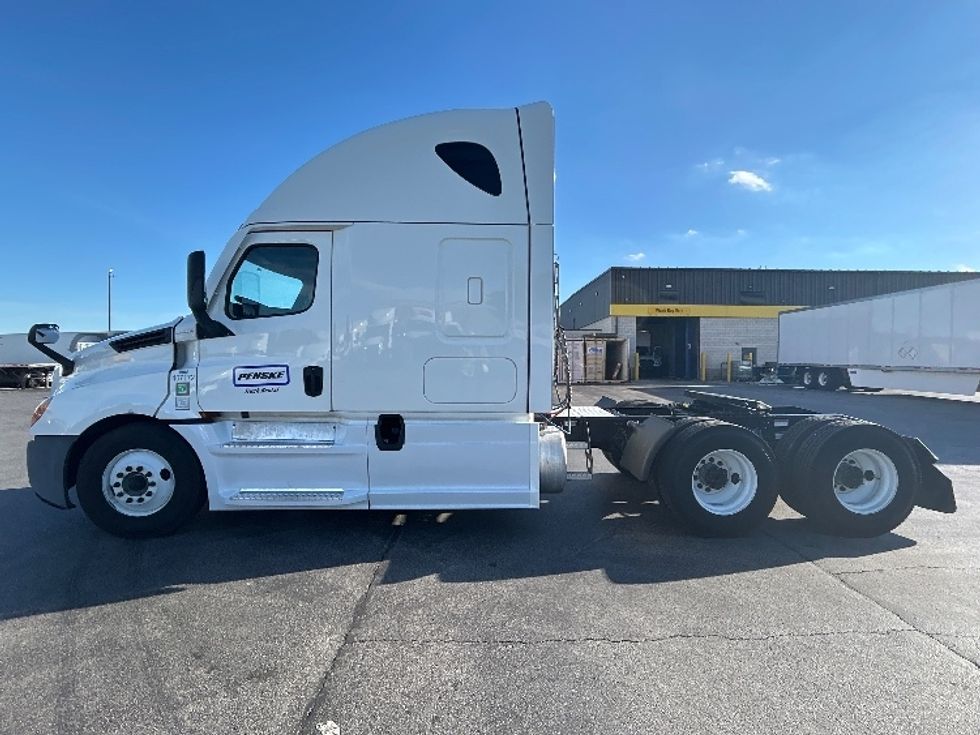 Sleeper Tractor-Heavy Duty Tractors-Freightliner-2022-T12664ST-Forest Park-GA-765,677\n\t\tmiles-$ 50,000 - Image 4