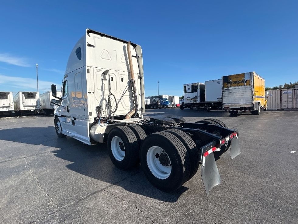 Sleeper Tractor-Heavy Duty Tractors-Freightliner-2022-T12664ST-Forest Park-GA-765,677\n\t\tmiles-$ 50,000 - Image 5