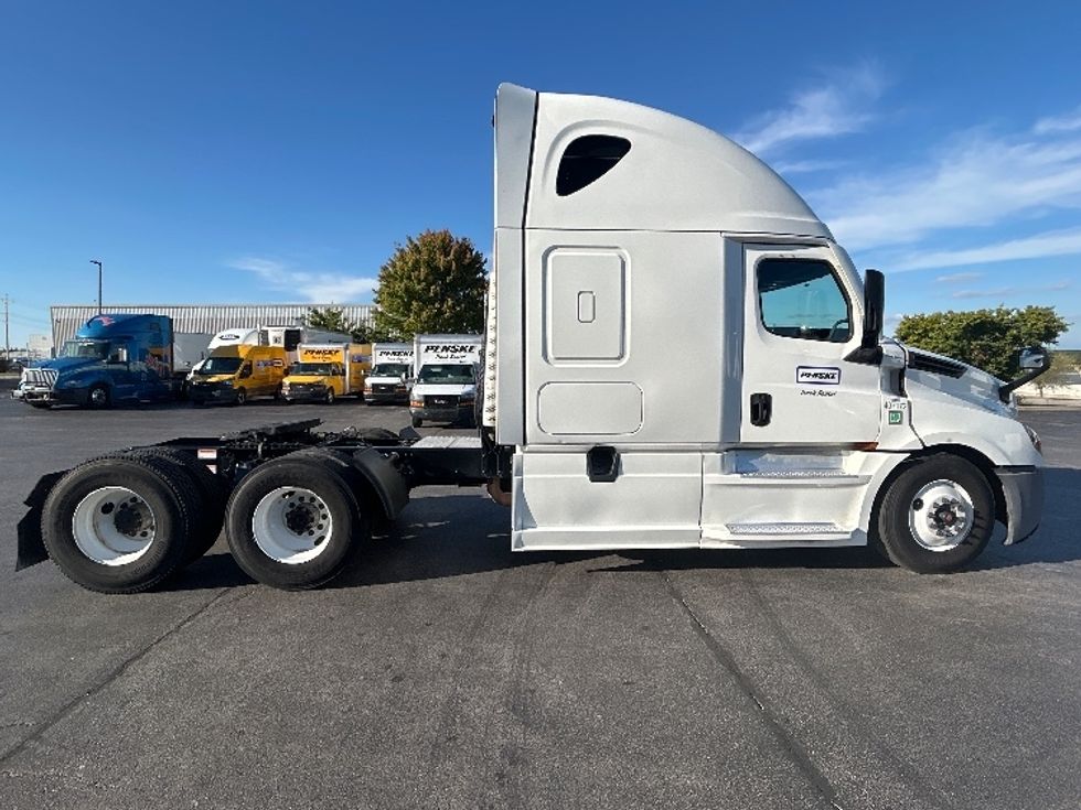 Sleeper Tractor-Heavy Duty Tractors-Freightliner-2022-T12664ST-Forest Park-GA-765,677\n\t\tmiles-$ 50,000 - Image 8
