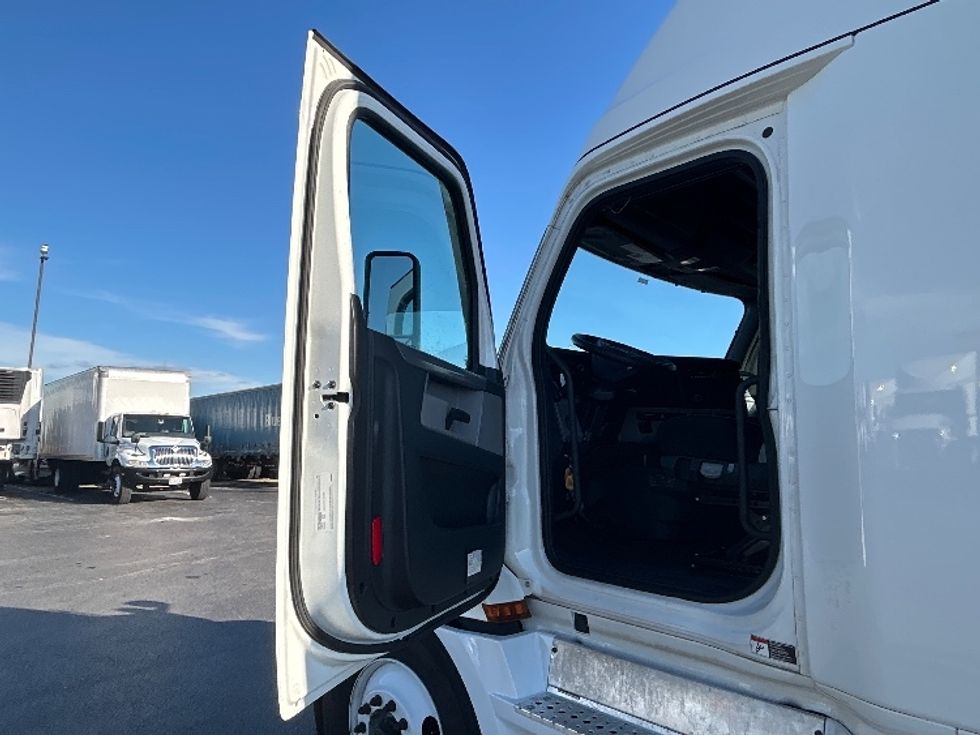 Sleeper Tractor-Heavy Duty Tractors-Freightliner-2022-T12664ST-Forest Park-GA-765,677\n\t\tmiles-$ 50,000 - Image 9