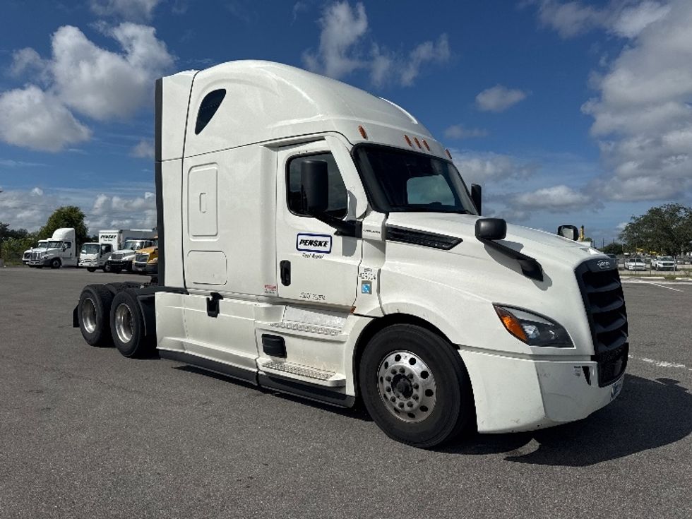 Sleeper Tractor-Heavy Duty Tractors-Freightliner-2022-T12664ST-Fort Myers-FL-445,125\n\t\tmiles-$ 76,750 - Image 1