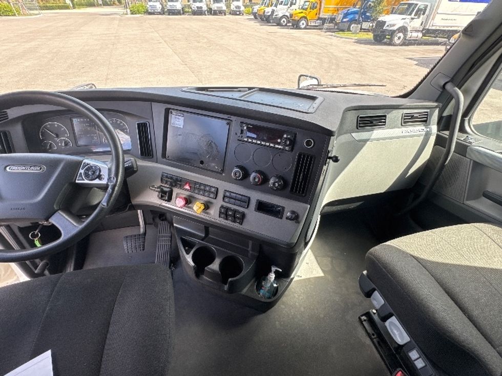 Sleeper Tractor-Heavy Duty Tractors-Freightliner-2022-T12664ST-Fort Myers-FL-445,125\n\t\tmiles-$ 76,750 - Image 12