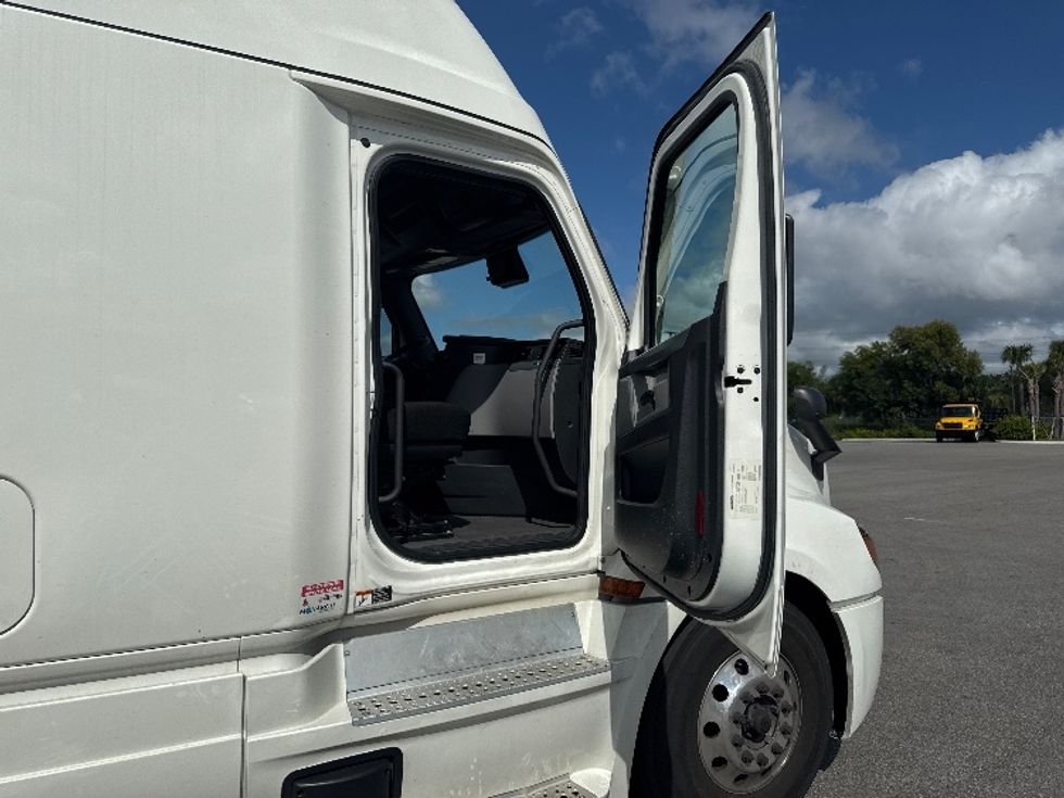 Sleeper Tractor-Heavy Duty Tractors-Freightliner-2022-T12664ST-Fort Myers-FL-445,125\n\t\tmiles-$ 76,750 - Image 13