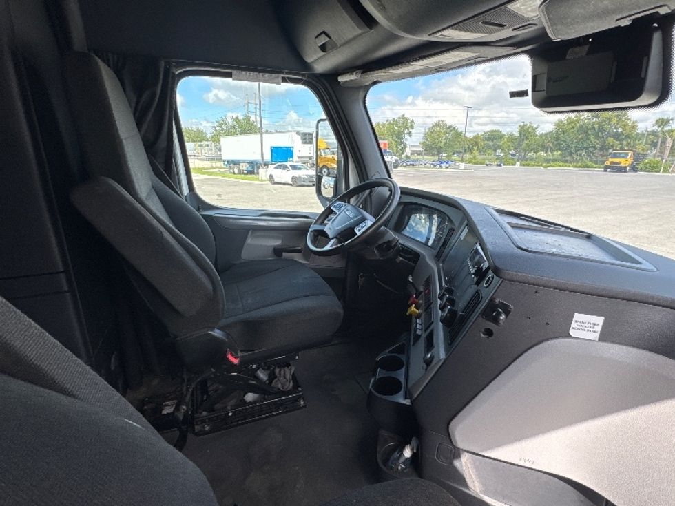Sleeper Tractor-Heavy Duty Tractors-Freightliner-2022-T12664ST-Fort Myers-FL-445,125\n\t\tmiles-$ 76,750 - Image 15