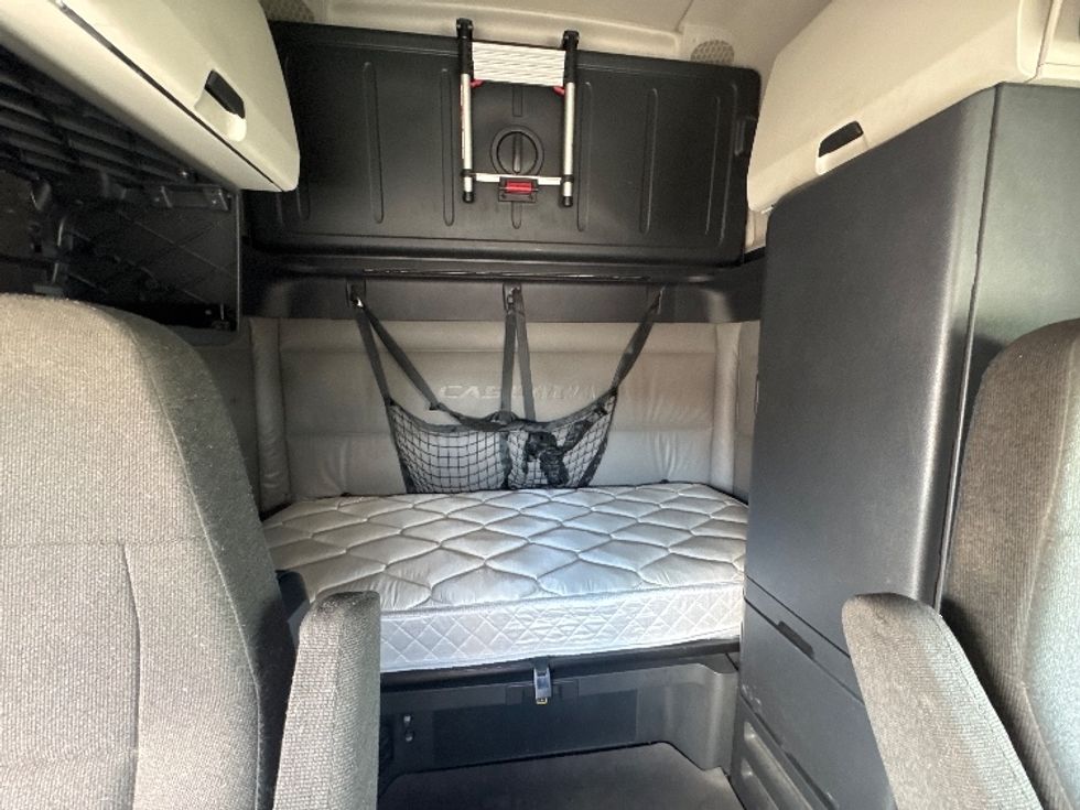 Sleeper Tractor-Heavy Duty Tractors-Freightliner-2022-T12664ST-Fort Myers-FL-445,125\n\t\tmiles-$ 76,750 - Image 16