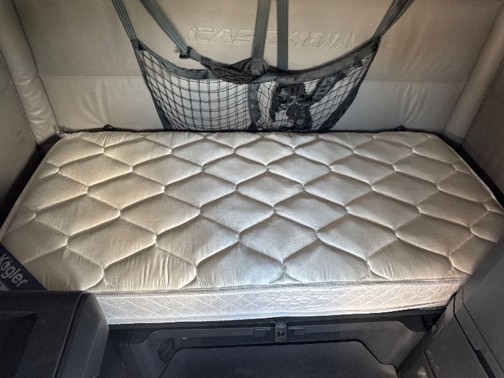 Sleeper Tractor-Heavy Duty Tractors-Freightliner-2022-T12664ST-Fort Myers-FL-445,125\n\t\tmiles-$ 76,750 - Image 17