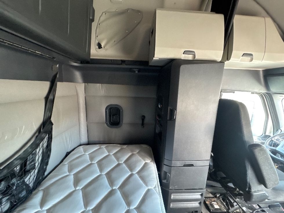 Sleeper Tractor-Heavy Duty Tractors-Freightliner-2022-T12664ST-Fort Myers-FL-445,125\n\t\tmiles-$ 76,750 - Image 18