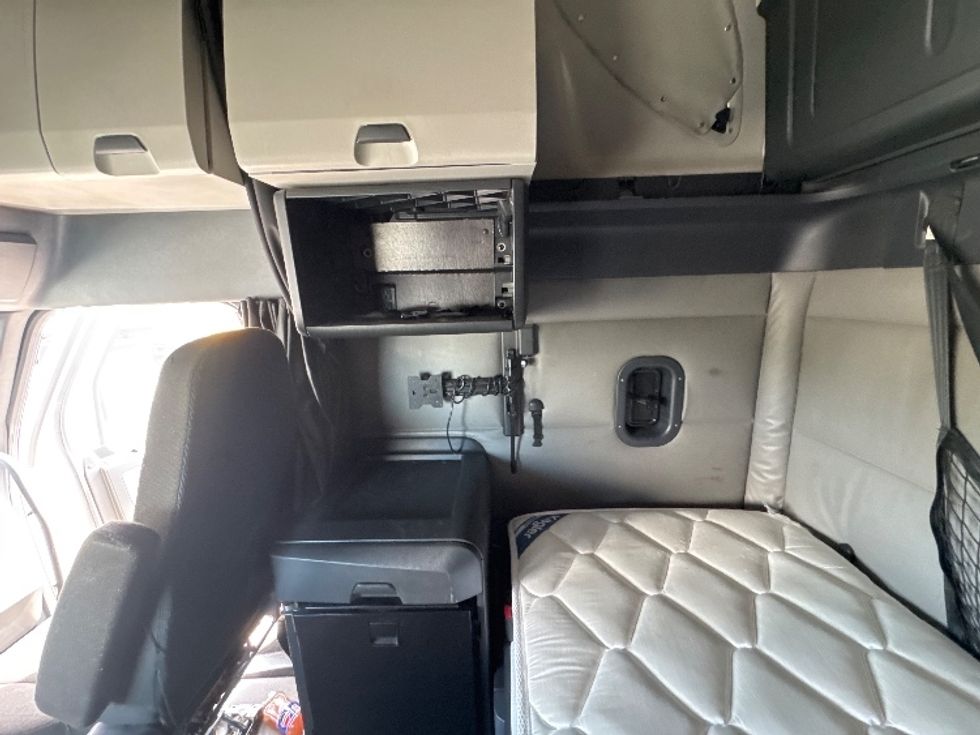 Sleeper Tractor-Heavy Duty Tractors-Freightliner-2022-T12664ST-Fort Myers-FL-445,125\n\t\tmiles-$ 76,750 - Image 19